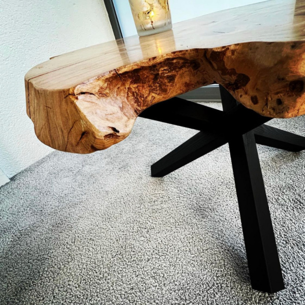 Table basse aux pieds style arraignée